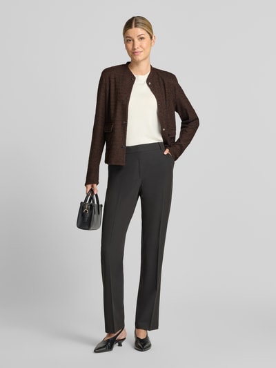 Frauenmodel trägt Blazer mit Viskose-Anteil in Bouclé-Optik von MORE & MORE, dunkelbraun, strukturierte Oberfläche, Ganzkörperansicht von vorne.