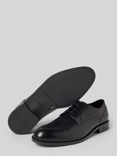 Produktfoto, czarne buty sznurowane z naturalnej skóry o matowej i gładkiej strukturze, model 'Tayil_Derb' od BOSS, buty sznurowane męskie