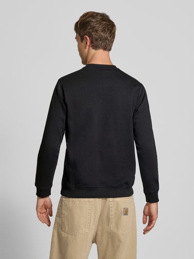 Mannelijk model draagt zwart sweatshirt met motiefprint van CHILL PILL, katoenmix, regular fit, ronde hals, ruglengte maat M 68 cm, mouwlengte maat M 74 cm, geheel achteraanzicht