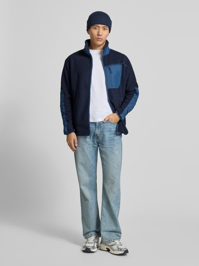 Mannenmodel draagt Fleecejacke mit Stehkragen Modell 'MOHAWK' van Icepeak in regular fit, donkerblauw met blauwe details, vooraanzicht vollichaam
