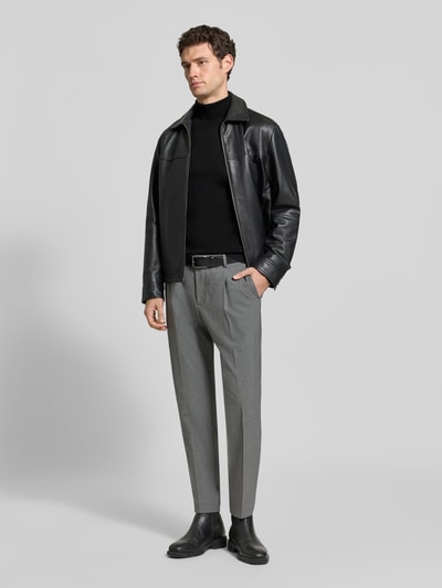 Männermodel trägt Slim Fit Rollkragenpullover aus reiner Baumwolle von Matinique in Schwarz mit geripptem Rollkragen, Ganzkörperansicht von vorne.