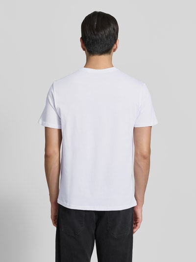 Männermodel trägt T-Shirt mit Logo-Patch und Rundhalsausschnitt von Emporio Armani, Reine Baumwolle, Modern Fit, Rückenlänge 69 cm, Ganzkörperansicht Rückansicht.