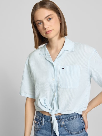 Frauenmodel trägt Regular Fit Leinenbluse aus Leinenmix mit Bindedetail von Tommy Jeans, Optik: Unifarben, Logo-Stitching, Nahaufnahme Oberkörper.