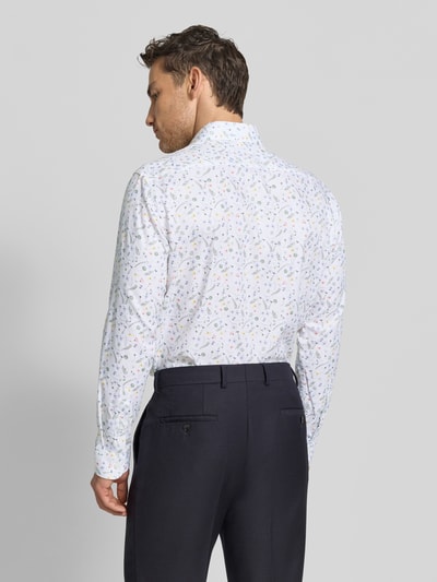 Männermodel trägt Regular Fit Business-Hemd aus Baumwolle mit Kentkragen von Christian Berg Men im Allover-Look, Rückansicht Ganzkörperansicht. Rückenlänge 68 cm, Schulterbreite 43 cm, Ärmellänge 66 cm, reine Baumwolle, Größe 39/40.
