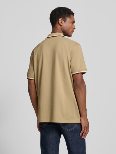 Männermodel trägt Slim Fit Poloshirt mit Kontraststreifen und Reißverschluss von MCNEAL, Baumwoll-Elasthan-Mix, Rückenlänge 73 cm, Ganzkörperansicht Rückansicht.