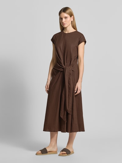 Vrouwenmodel draagt Relaxed Fit linnen blouse met V-hals van Scotch & Soda, mix van linnen en viscose, donkerbruin, dames Ganzkörperansicht von vorne.