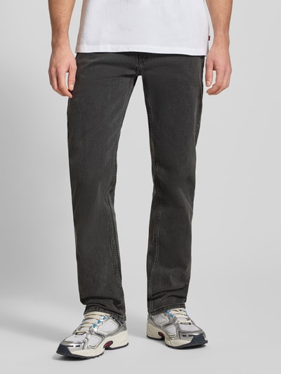 Męski model nosi Jeans mit 5-Pocket-Design od Levi's®, czarny kolor, prosty krój, bawełna z elastanem, zbliżenie na nogi z przodu.