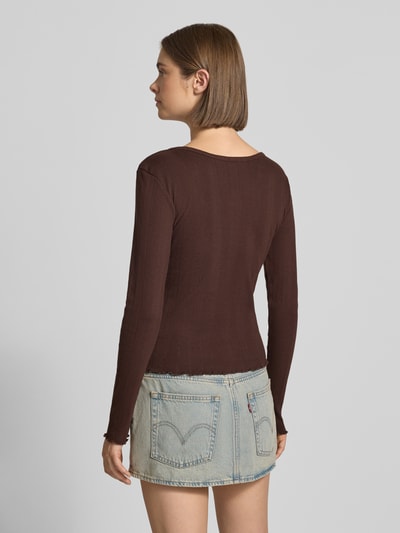 Frauenmodel trägt Slim Fit Langarmshirt mit Baumwoll-Anteil Modell 'TENNA' von ONLY in Dunkelbraun, strukturierte Oberfläche, Damen Langarmshirt, Ganzkörperansicht Rückansicht.