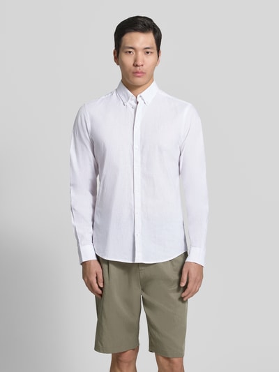 Männermodel trägt weißes Slim Fit Freizeithemd mit Button-Down-Kragen Modell 'Anton' von Casual Friday, Seide-Baumwoll-Mix, Ganzkörperansicht von vorne. Rückenlänge bei Größe M 78 cm, Schulterbreite 46 cm, Ärmellänge 66 cm.