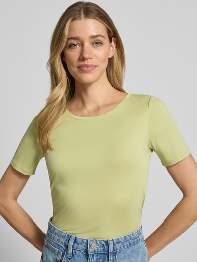 Frauenmodel trägt Regular Fit T-Shirt aus reinem Baumwoll-Interlockjersey von s.Oliver RED LABEL in Hellgrün, unifarben, Nahaufnahme Oberkörper.