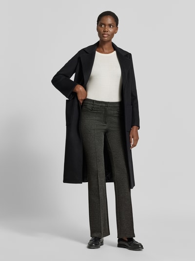 Frauenmodel trägt ausgestellte schmale Hose aus Viskose-Mix Modell 'Fleur' von CAMBIO in Grau mit schwarzem Mantel, Ganzkörperansicht von vorne, Damen Schmale Hose von CAMBIO.