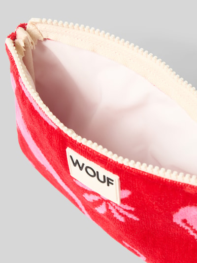 Produktfoto, Pouch mit Label-Patch Modell 'Tulum' von WOUF in Rot mit rosa Muster, Bio-Baumwolle, Reißverschluss, Detailaufnahme.