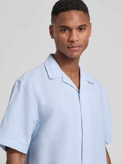 Männermodel trägt Relaxed Fit Freizeithemd aus Leinen-Baumwoll-Mix Modell 'RLXCLAY' von HUGO, Optik: Unifarben, Nahaufnahme Oberkörper.