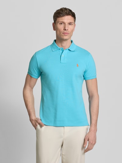 Mannenmodel draagt Regular Fit Poloshirt uit puur katoen van Polo Ralph Lauren, effen lichtblauw, logo-detail, polokraag, korte mouwen, piqué. Volledige vooraanzicht.