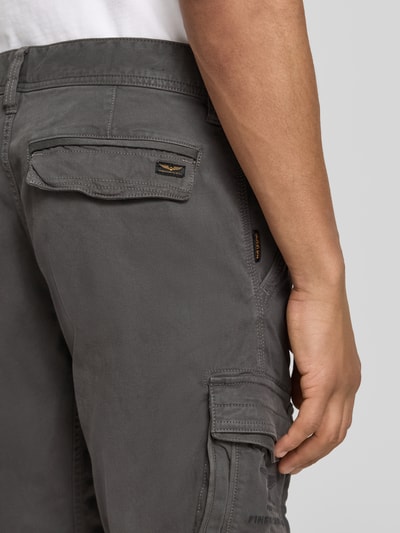 Männermodel trägt Bermudas mit Pattentaschen und Label-Stitchings von PME Legend in Grau, seitliche Eingrifftaschen, Nahaufnahme Rückansicht. Bundweite 41 cm, Innenbeinlänge 26 cm, Motiv- und Label-Stitchings, Klettverschluss.