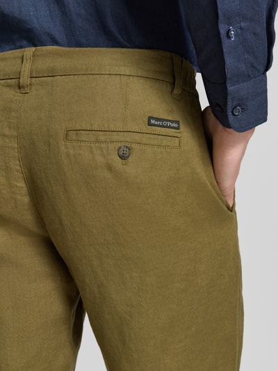 Männermodel trägt Regular Fit Shorts aus reinem Leinen Modell 'RESO JOGGER' von Marc O'Polo in Olive, unifarben, Detailaufnahme Rücken.