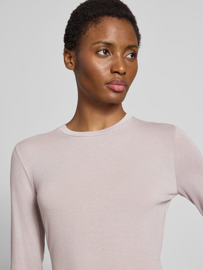 Kobiece model prezentuje Longsleeve aus Lyocell-Mix mit Rundhalsausschnitt von windsor., Mieszanka lyocellu z dodatkiem wełny, krój slim fit, okrągły dekolt, detal z logo, długość tyłu w rozmiarze 36: 63 cm, jasnoróżowy, gładka tekstura, prosty fason, zbliżenie na górną część ciała