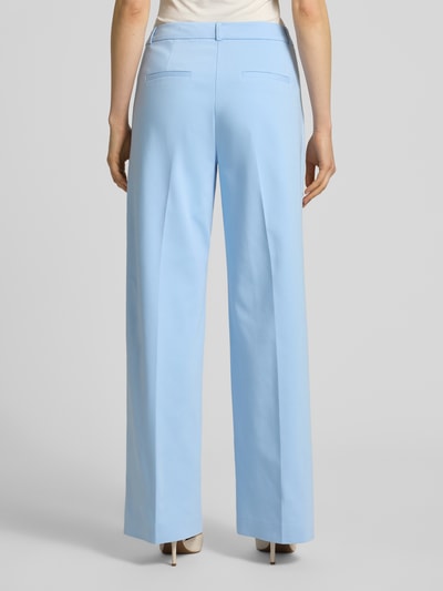 Vrouwenmodel draagt Wide Leg Hose met Gesäßtaschen van comma, lichtblauw katoenmix met stretch, persplooien, achterzakken, volledig zicht van achteren