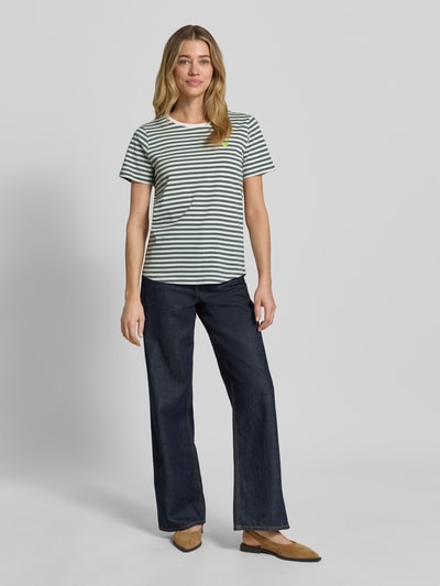 Frauenmodel trägt T-Shirt mit Motiv-Stitching und Rundhalsausschnitt von FREE/QUENT, reine Baumwolle, Streifenmuster, Ganzkörperansicht von vorne.