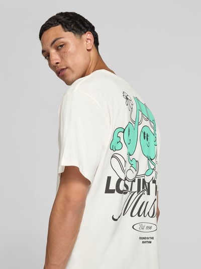 Mannelijk model draagt T-shirt met motiefprint model 'VINTAGE CARTOON' van Jack & Jones, puur katoen, regular fit, ruglengte maat M 69 cm, ronde hals, schuin vanaf achteren gefotografeerd