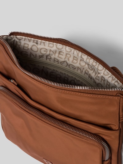 Produktfoto, Handtasche mit Logo-Detail Modell 'Serena' von BOGNER in Braun, Reißverschluss, Innenfutter mit BOGNER-Print, feine Textur