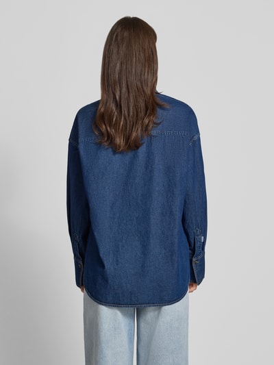 Frauenmodel trägt Oversized Jeansbluse mit Brusttasche von REVIEW, reine Baumwolle, dunkelblauer Denim, Ganzkörperansicht Rückansicht