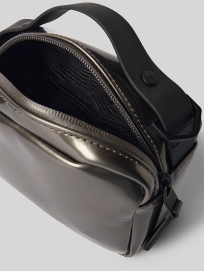 Produktfoto, Handtasche mit Reißverschluss Modell 'BOX BAG MICRO' von RAINS in glänzendem Schwarz mit Label-Detail und verstellbarem Schulterriemen, rechteckige Form, glatte Textur, Hauptfach sichtbar, 17x12x8 cm, Schulterriemen 87 cm