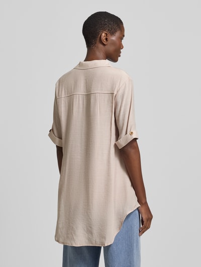 Vrouwenmodel draagt Relaxed Fit blouse uit viscosemix met platte kraag en knoopsluiting van Apricot, halflange mouwen, ruglengte 82 cm, detailopname rugaanzicht.