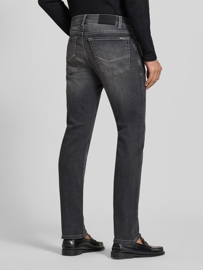 Männermodel trägt Straight Fit Jeans aus elastischem Baumwoll-Mix Modell 'Dijon' von Pierre Cardin in Grau, Ganzkörperansicht Rückansicht. 5-Pocket-Design, klassische Gürtelschlaufen und Knopf-Reißverschluss, dezente Waschung, Kontext: Herren Jeans von Pierre Cardin, Bundweite 41 cm, Innenbeinlänge 80 cm