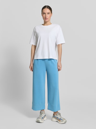 Frauenmodel trägt Wide Leg Sweatpants mit Eingrifftaschen von Rich & Royal, Damen Sweatpants aus Modal-Mix mit Stretch-Anteil in Hellblau, elastischer Bund, Innenbeinlänge 63 cm, Ganzkörperansicht von vorne.