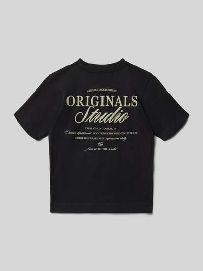 Jongen draagt Regular Fit T-shirt met Statementprint Model 'Bro' van JACK & JONES, puur katoen, ronde hals, ruglengte maat 140: 50 cm, Ganzkörperansicht Rückansicht.