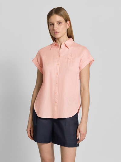 Frauenmodel trägt Relaxed Fit Hemdbluse aus reinem Leinen von Lauren Ralph Lauren, Optik: Unifarben, Passform: Relaxed-Fit, Hemdkragen, Logo-Stitching, einreihige Knopfleiste, Kurzarm mit fixiertem Umschlag, Rumpfabschluss abgerundet, Materialverarbeitung: Flammgarn, Material: Leinen, sanft strukturierte Oberfläche, Ganzkörperansicht von vorne.