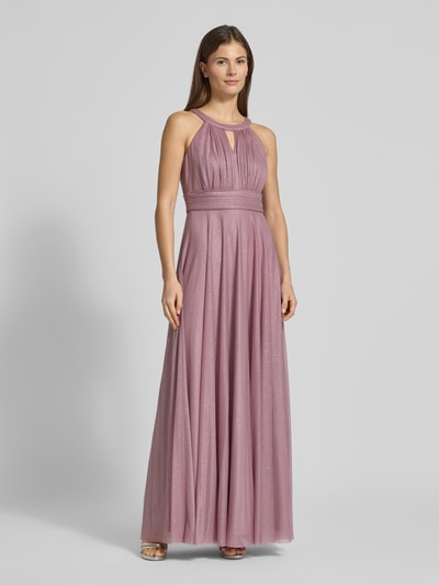 Kobiece modelka ma na sobie Sukienka wieczorowa Regular Fit z błyszczącą siateczką od Jake*s Cocktail, efekt błyszczący, wycięcie w kształcie łezki, taliowany krój, plisy, wszyty zamek błyskawiczny, długość tyłu w rozmiarze 36: 152 cm, szerokość w rozmiarze 36: 37 cm, pełny widok z przodu.