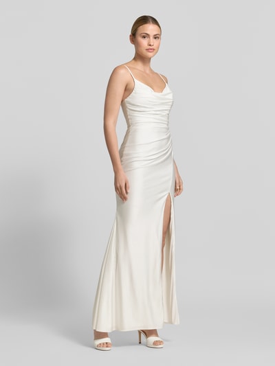 Frauenmodel trägt Abendkleid mit seitlichem Gehschlitz und Spaghettiträgern von Hey Kyla, cremefarben, Baumwoll-Mix mit Stretch-Anteil, Körpernaher-Schnitt, Maxikleid, V-Ausschnitt, Raffungen, Haken-Reißverschluss, Ganzkörperansicht von vorne.