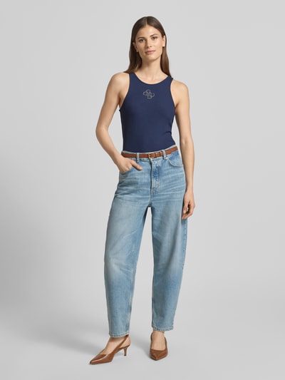Kobiece modelka nosi Tanktop in Ripp-Optik mit Logo od Guess, mieszanka materiałów z dodatkiem streczu, krój slim fit, efekt prążkowania, logo na froncie, długość tyłu w rozmiarze S: 50 cm, granatowy kolor, całkowity widok z przodu.