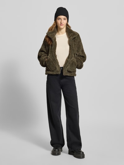 Frauenmodel trägt Loose Fit Fleecejacke mit Stehkragen Modell 'ANNA CONTACT' von Only, unifarben, Kunstwebfell, Ganzkörperansicht von vorne.