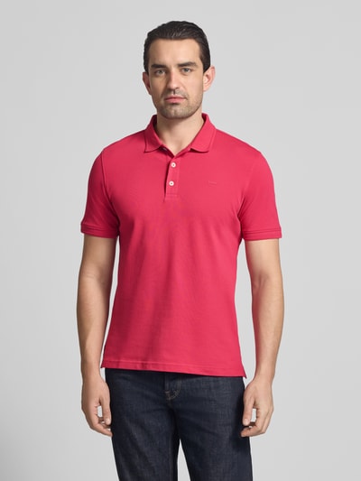 Männermodel trägt Slim Fit Poloshirt aus Baumwoll-Mix Modell 'Pete' von BRAX in Rot mit Polokragen, Herren, Ganzkörperansicht von vorne. Rückenlänge bei Größe M: 71 cm.