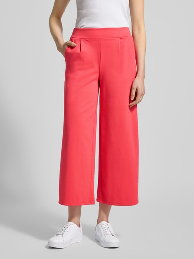 Frauenmodel trägt Wide Fit Hose mit elastischem Bund Modell 'Kate' von ICHI in kräftigem Pink, Material-Mix mit Viskose-Anteil, Ganzkörperansicht von vorne.