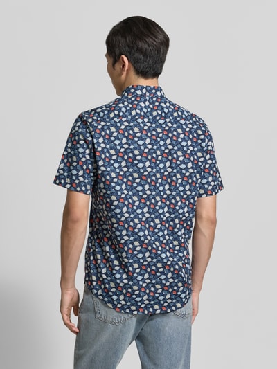 Męski model ma na sobie Regular Fit Freizeithemd mit Kentkragen od Lerros, koszula casualowa z bawełny, krój regular fit, kołnierzyk typu kent, listwa guzikowa, z krótkim rękawem, długość tyłu w rozmiarze M: 76 cm, szerokość ramion w rozmiarze M: 44 cm, długość rękawów w rozmiarze M: 26 cm, ciemnoniebieski wzór, widok na całe ciało od tyłu.
