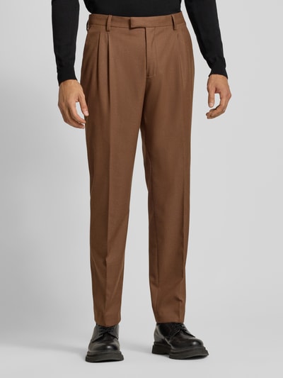 Männermodel trägt Slim Fit Hose in Flanell-Optik von MCNEAL in Braun mit Bügelfalten, elastischem Materialmix, Nahaufnahme Oberkörper.