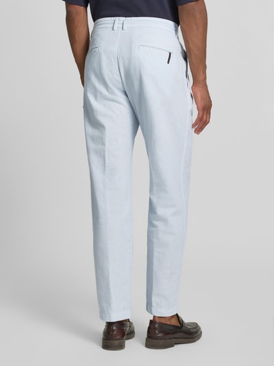 Męski model nosi Hose aus Leinen-Baumwoll-Mix mit Tunnelzug von CINQUE, jasny błękit, krój regular fit, Ganzkörperansicht Rückansicht. Szerokość w rozmiarze 50: 46 cm, długość nogawki wewnętrznej: 78 cm, model 'Juli', kieszenie skośne.
