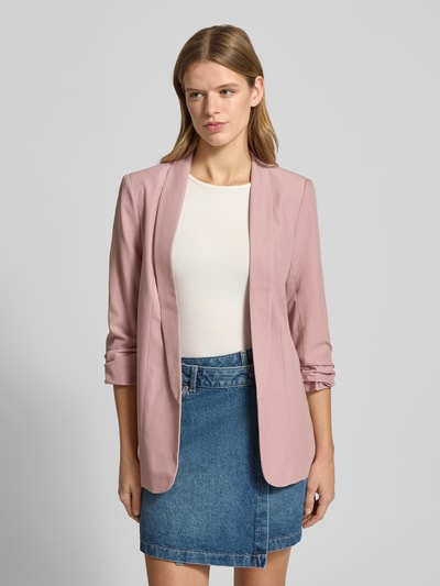 Frauenmodel trägt Regular Fit Longblazer mit Viskose-Anteil Modell 'BOSELLA' von Pieces, Optik: Unifarben, Reverskragen, Schulterpolster, 3/4-Arm, Ärmelabschluss gerafft, Materialverarbeitung: Webstruktur, Ganzkörperansicht von vorne.