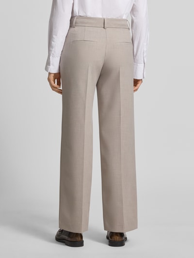 Frauenmodel trägt Wide Leg Stoffhose mit Viskose-Anteil Modell 'RITA' von Selected Femme, Melange-Optik, Passform Wide Leg, Bügelfalten, Gürtelschlaufen, seitliche Eingrifftaschen und angedeutete Gesäßtaschen, Ganzkörperansicht Rückansicht.