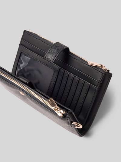 Produktfoto, Portemonnaie in Leder-Optik Modell 'LAUREL' von GUESS in Schwarz, mit Druckknopfverschluss, Logo-Detail, Reißverschluss- und Steckfächern