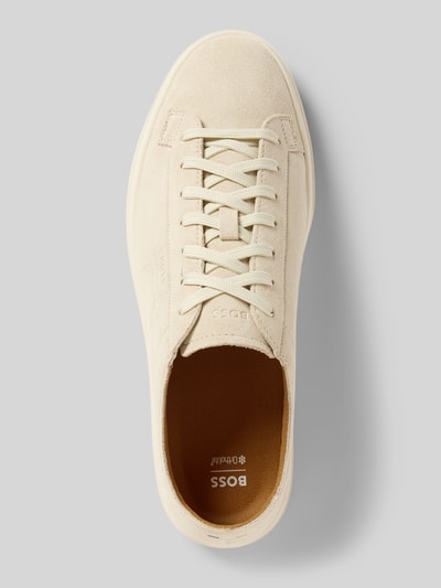 Produktfoto, Low Top Sneaker aus reinem Rindnubuk Modell 'Kieran_Tenn_wcsd' von BOSS, cremefarben, runde Schuhspitze, strukturierte Sohle.