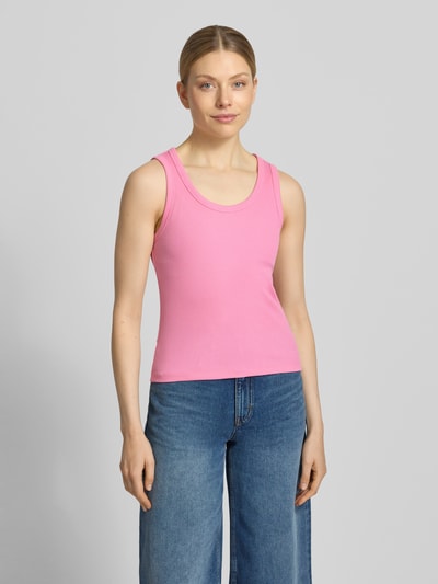 Vrouwenmodel draagt Slim Fit Top uit katoenmix model 'CHLOE' van Vero Moda, effen roze, fijne ribstructuur, U-hals, frontale lichaamsopname