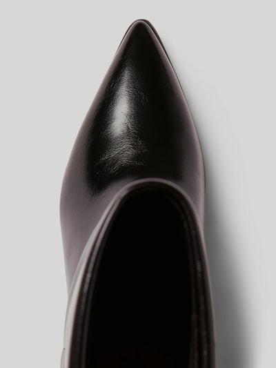 Produktfoto, Stiefeletten in Leder-Optik von BIANCO, schwarze glatte Oberfläche, spitze Form, Kontext: Damen Stiefeletten, Pfennig-Absatz 6 cm, Schafthöhe 21 cm, Schaftweite 16 cm, Nahaufnahme Vorderfuß