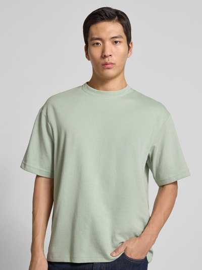 Männermodel trägt Oversized Shirt aus Baumwoll-Mix Modell 'LOOSEOSCAR' von SELECTED HOMME in Melange Unifarben, Nahaufnahme Oberkörper.