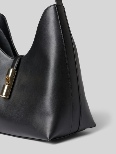 Produktfoto, czarna skórzana Handtasche mit Tragehenkel Modell 'GOCCIA' von FURLA, złote zapięcie, delikatna faktura, Szerokość w rozmiarze 1: 28 cm, długość: 30 cm, głębokość: 16 cm, długość paska na ramię: 50 cm