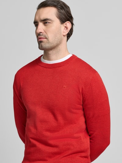 Männermodel trägt Regular Fit Strickpullover aus reiner Baumwolle von Tom Tailor in Rot, unifarben, Melange, Nahaufnahme Oberkörper.